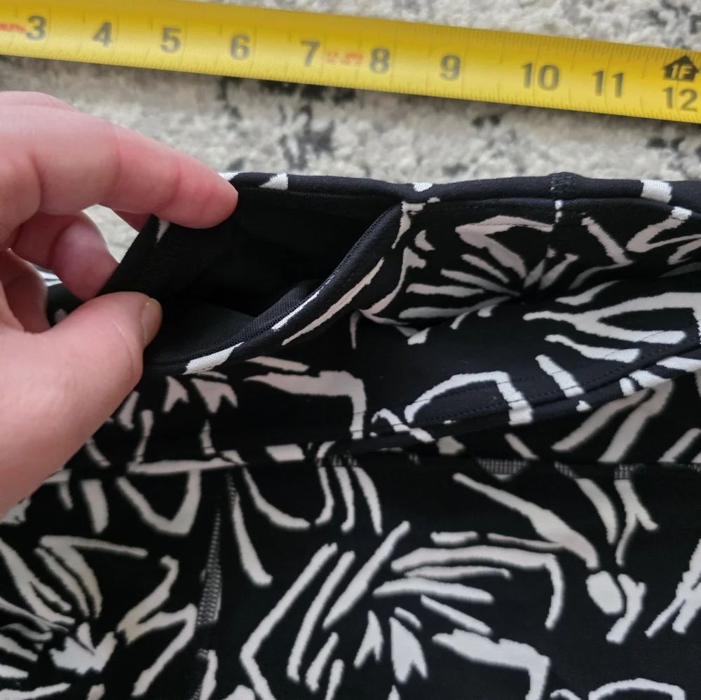 Athleta Elation Textured 7/8 Tight Floral Black White Womens S Preppy Goth Chic
